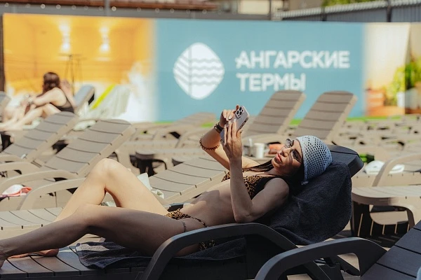 Зоны отдыха с удобными шезлонгами для релакса после процедур